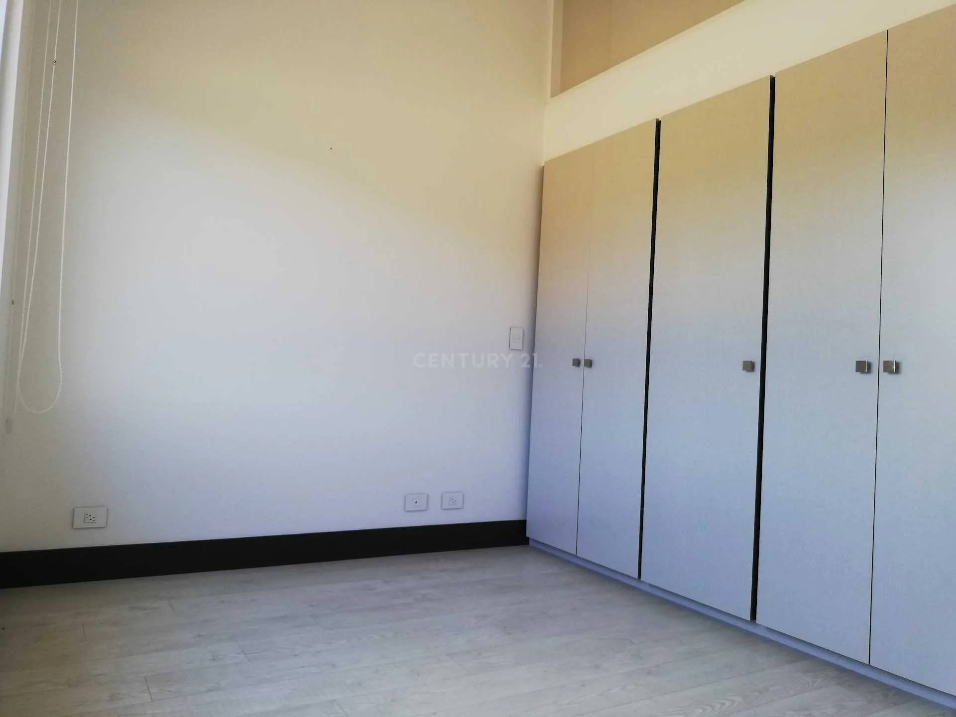 VENTA DE MODERNA CASA EN EXCLUSIVO CONDOMINIO EN LINDORA SANTA ANA - foto 2