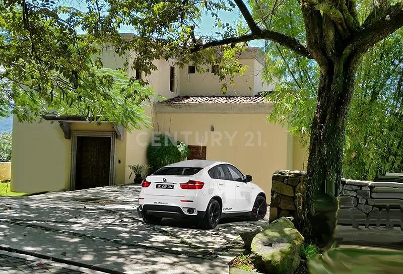 Venta de Hermosa Casa en Condominio en San José Pozos