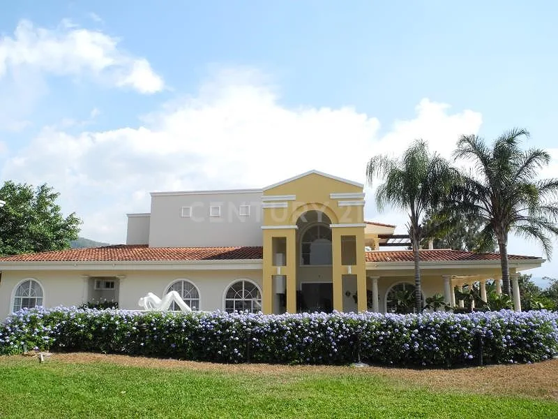 VENTA DE CASA LUJOSA EN LA EXCELENTE AREA DE LA GUACIMA, ALAJUELA