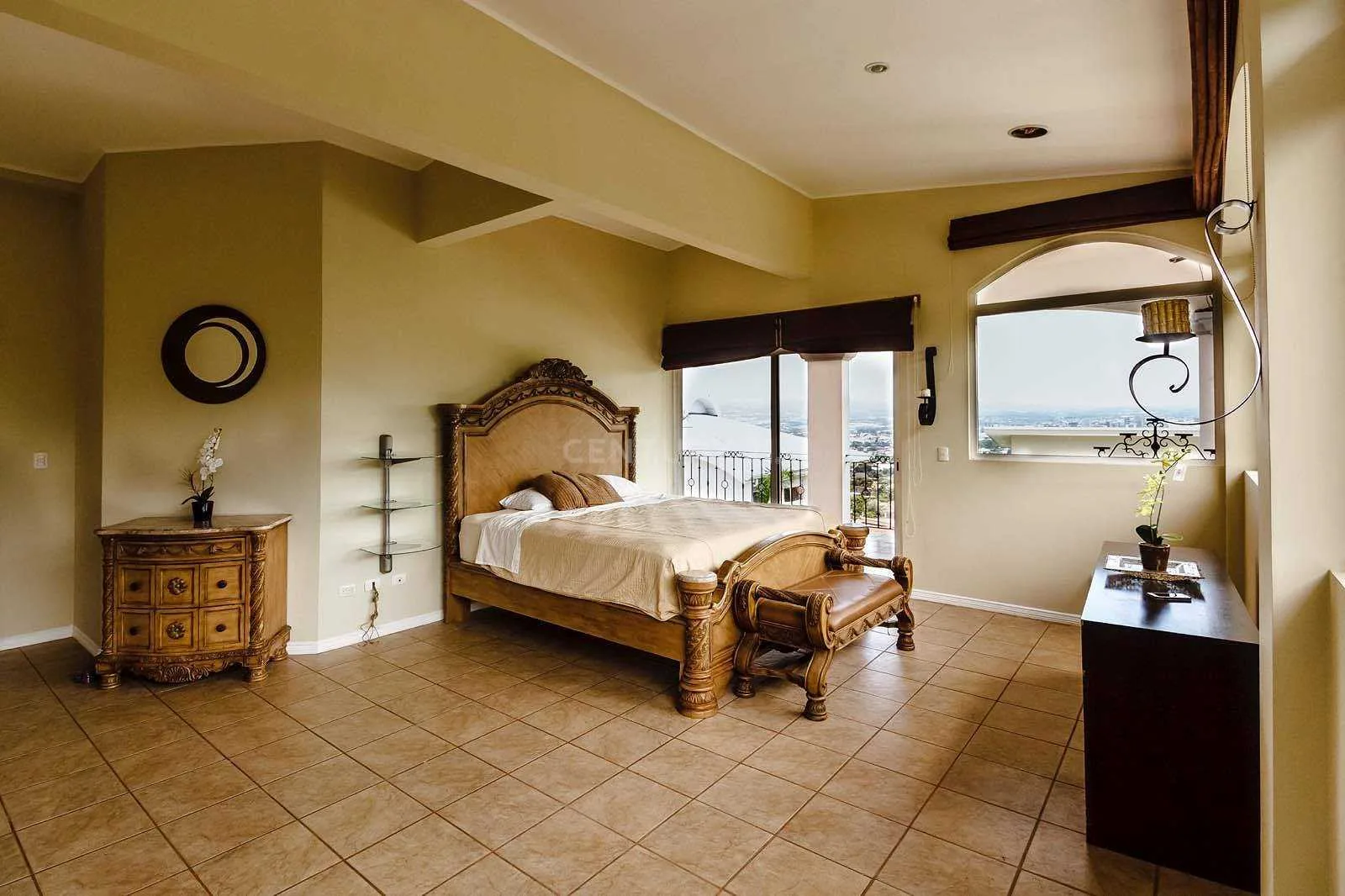 ESPECTACULAR CASA CON VISTAS A LAS MONTAÑAS Y EXCELENTES ACABADOS - foto 4