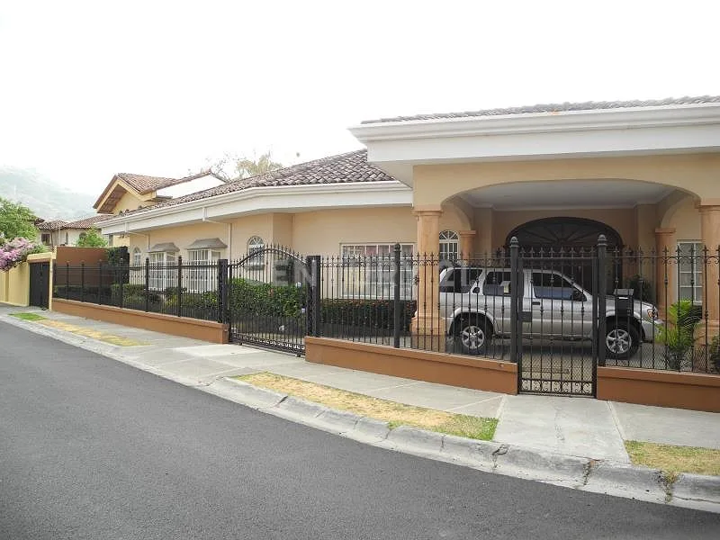 VENTA DE HERMOSA CASA UBICADA EN LA EXCELENTE ZONA DE ESCAZU