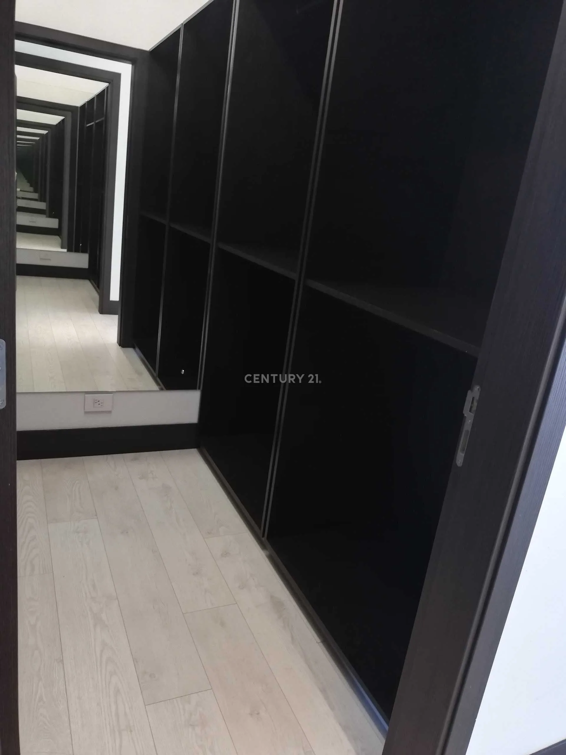 VENTA DE MODERNA CASA EN EXCLUSIVO CONDOMINIO EN LINDORA SANTA ANA - foto 3