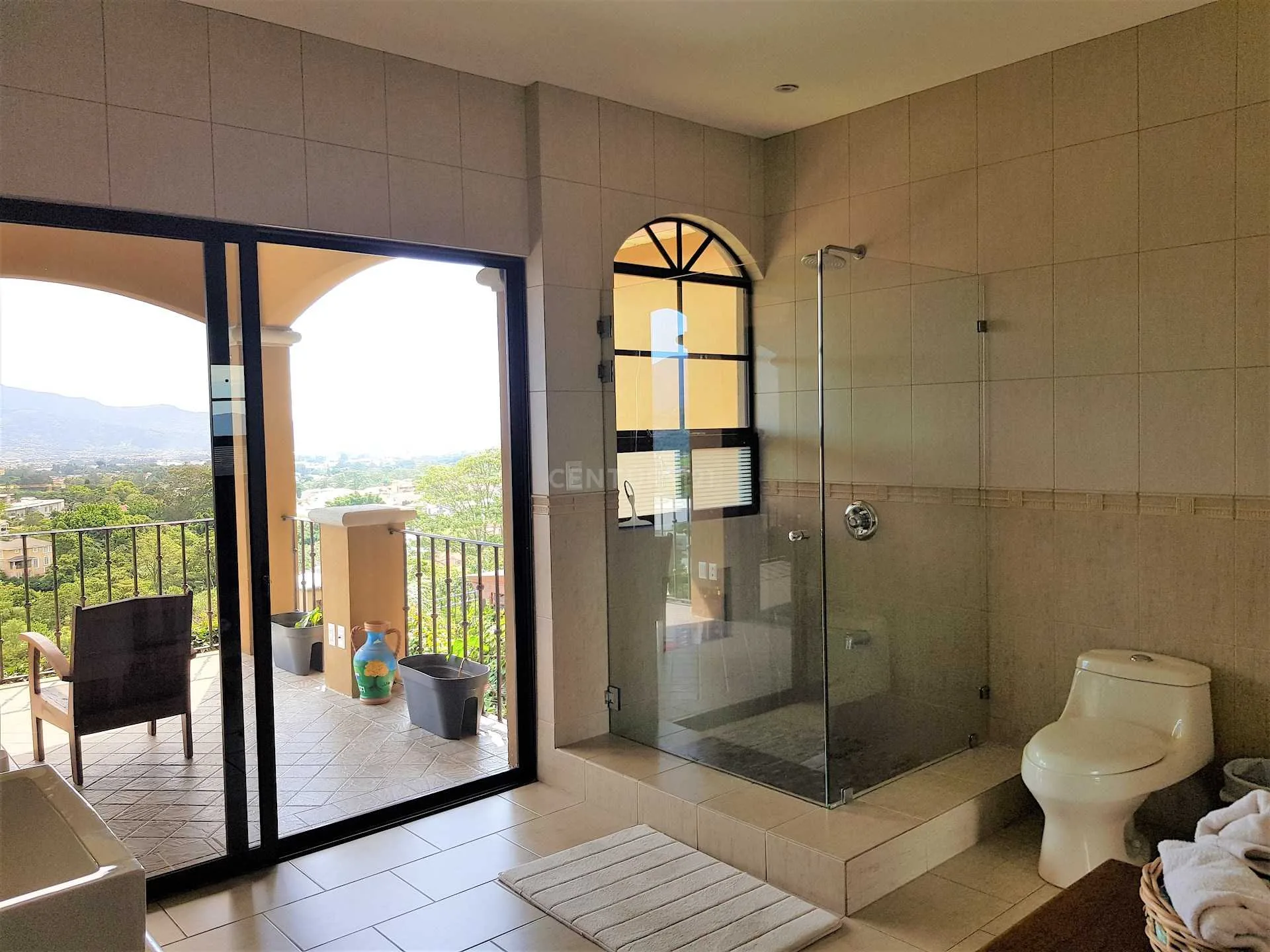 VENTA DE CASA FAMILIAR CON ESPECTACULARES VISTA - foto 2