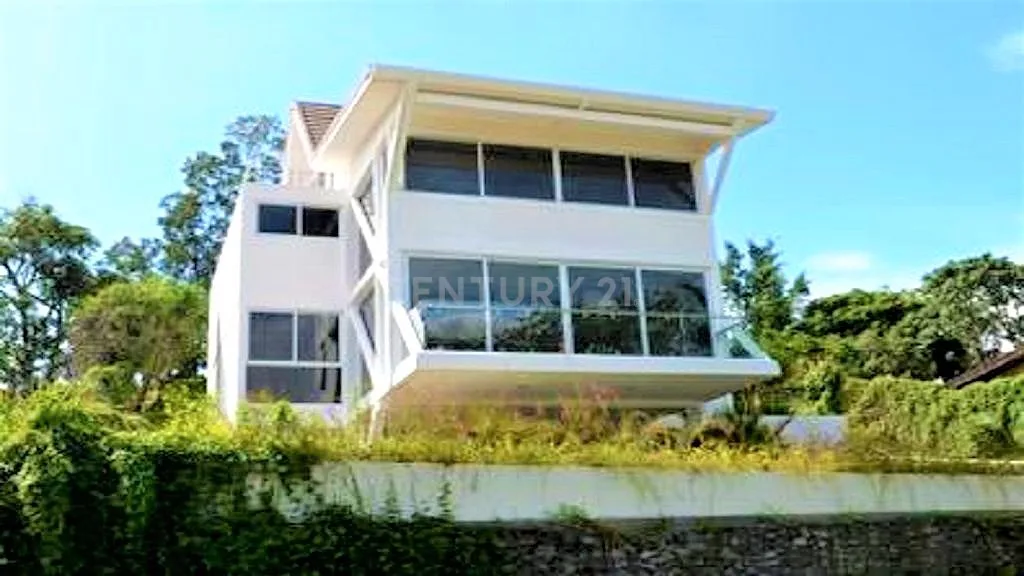 CASA INDEPENDIENTE EN ESCAZÚ CON ESPECTACULARES VISTAS