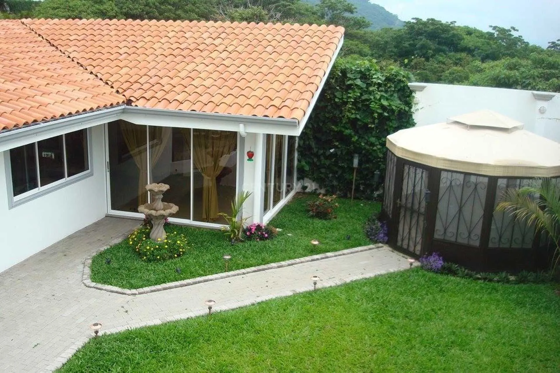 ESPECTACULAR CASA  EN ESCAZU CON VISTAS A LAS MONTAÑAS Y EXCELENTES ACABADOS - foto 4