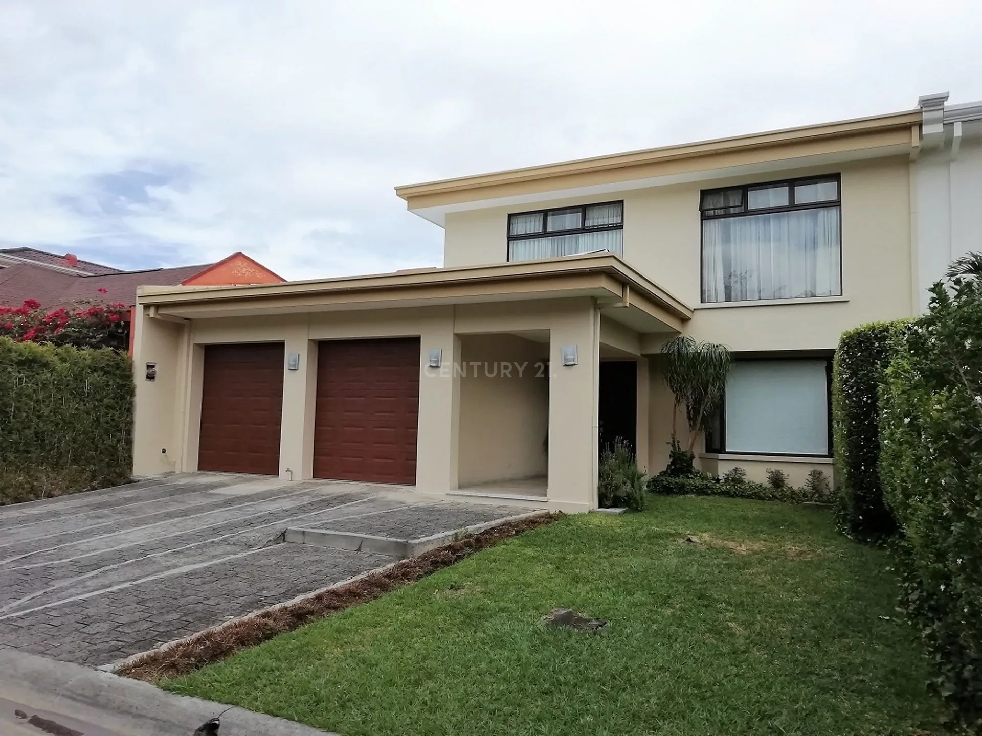 SE VENDE CASA EN ESCAZÚ - LOS LAURELES – EN CONDOMINIO EXCLUSIVO