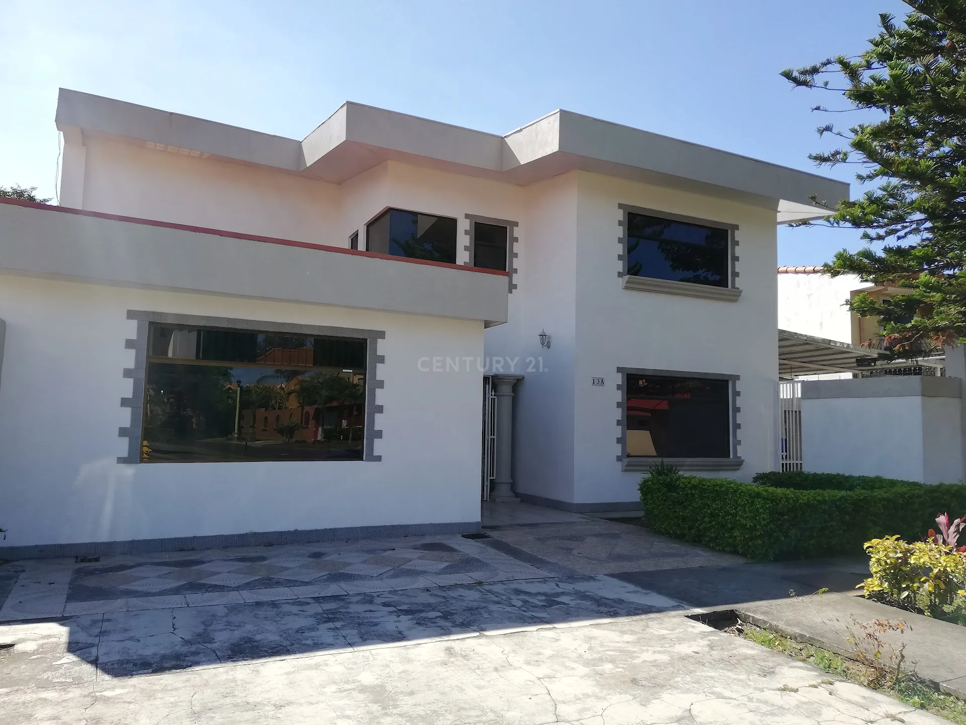 ESPECTACULAR CASA AMPLIA CON ACABADOS DE LUJO EN SANTA ANA POZOS