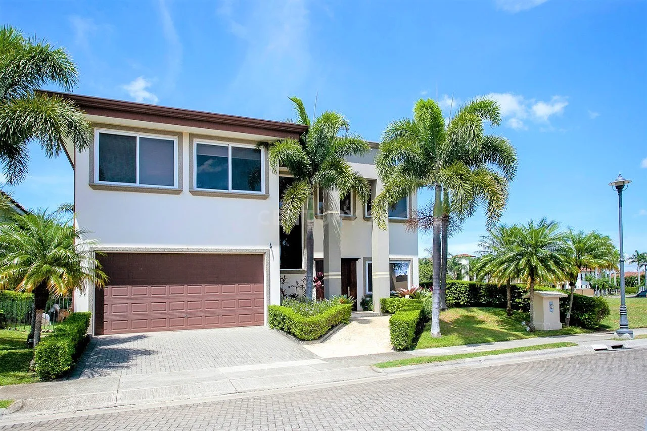 VENTA DE LUJOSA CASA EN CONDOMINIO UBICADO EN SANTA ANA