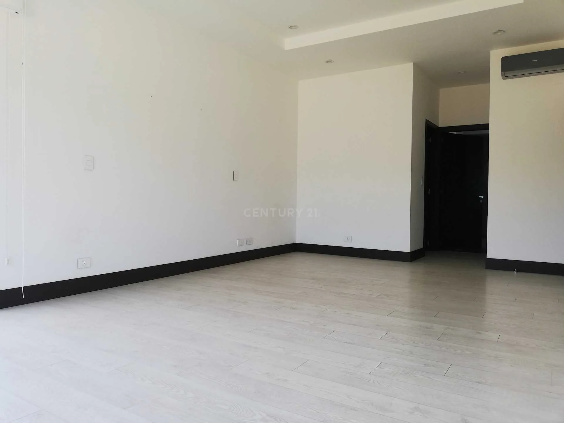 VENTA DE MODERNA CASA EN EXCLUSIVO CONDOMINIO EN LINDORA SANTA ANA - foto 4