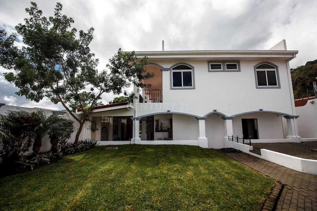 ESPECTACULAR CASA CON VISTAS A LAS MONTAÑAS Y EXCELENTES ACABADOS - foto 2