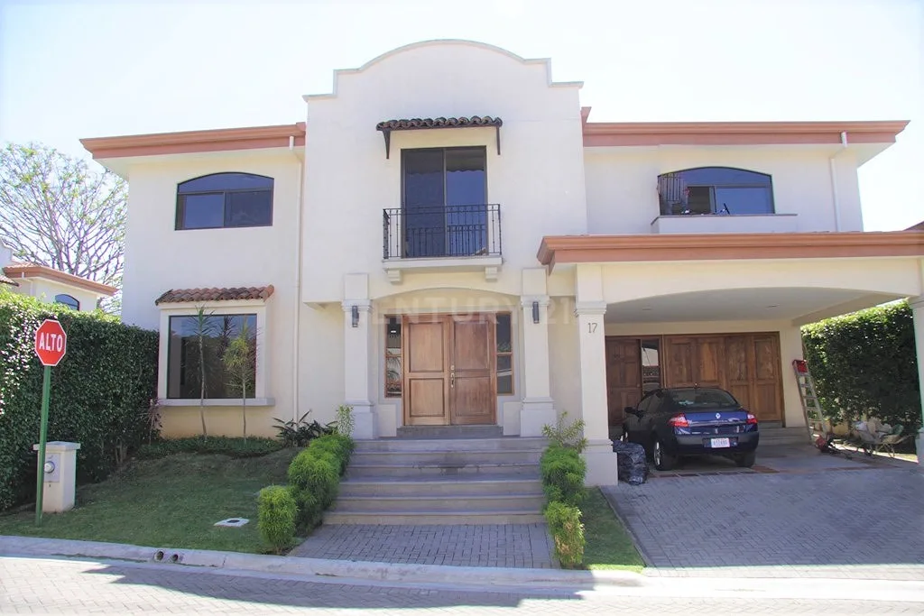 VENTA BELLA CASA EN CONDOMINIO DE 4 DORMITORIOS POZOS SANTA ANA $495000