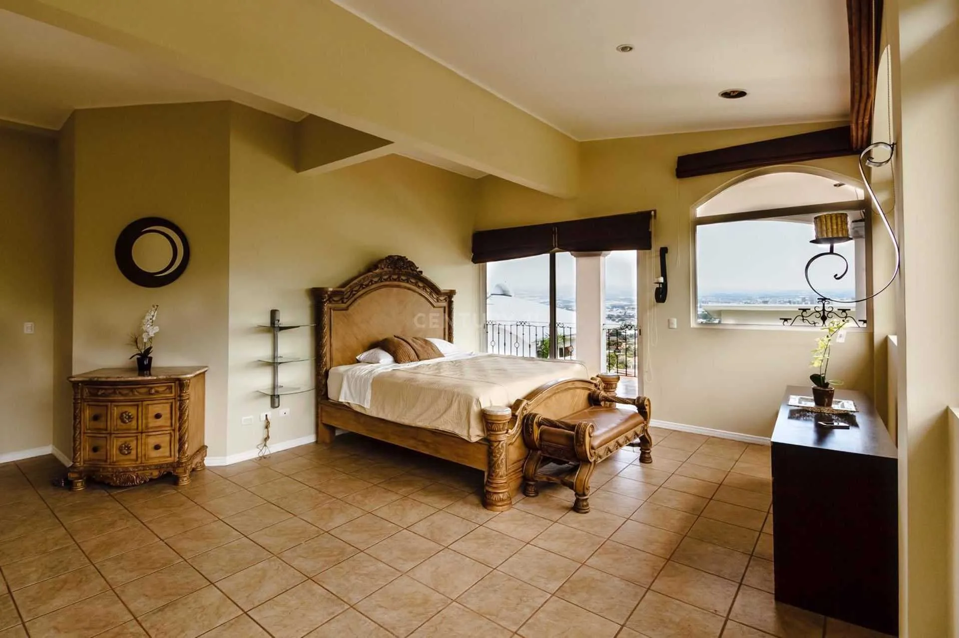 ESPECTACULAR CASA  EN ESCAZU CON VISTAS A LAS MONTAÑAS Y EXCELENTES ACABADOS - foto 2