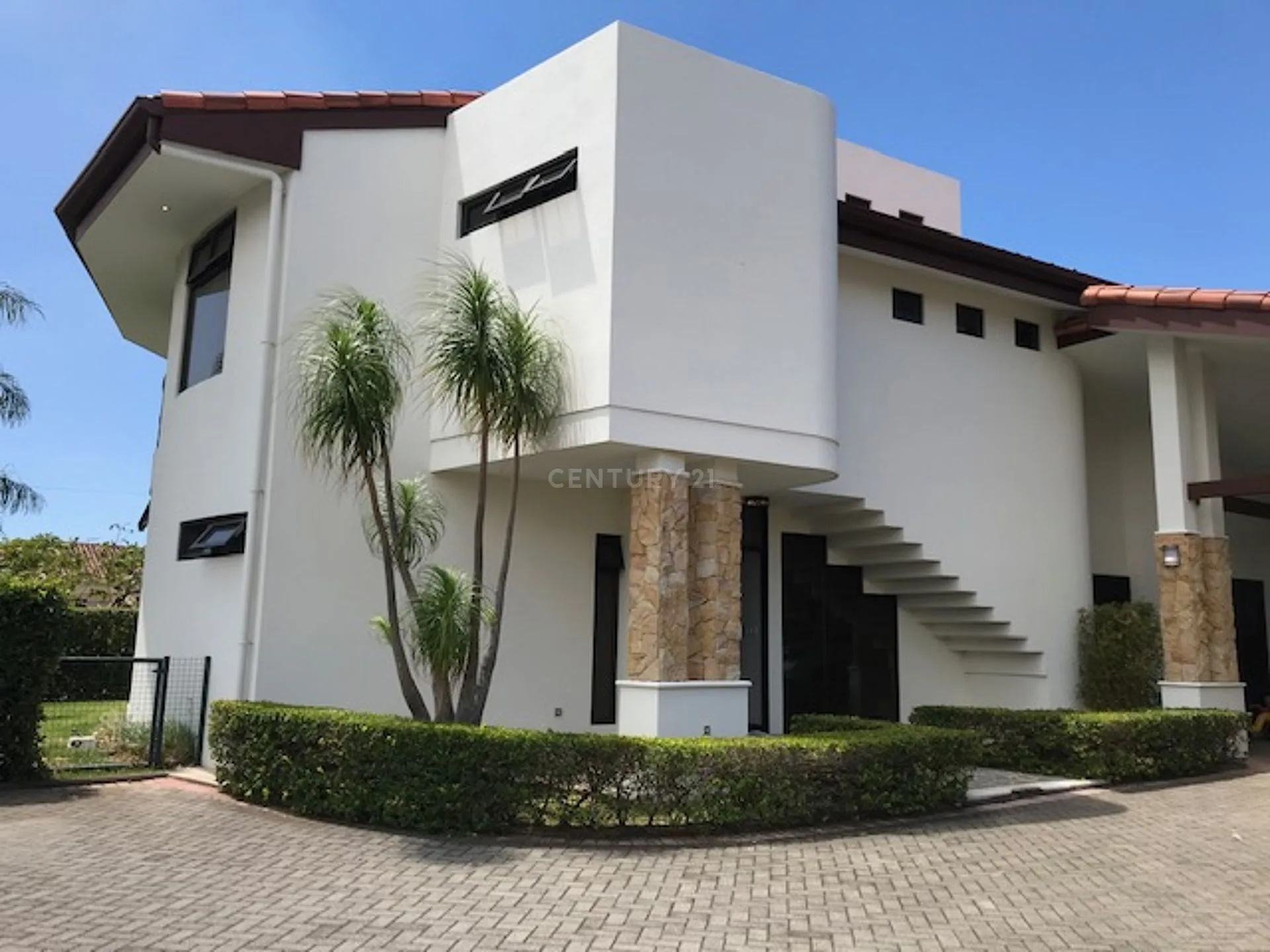 VENTA DE LUJOSA CASA EN CONDOMINIO EN BARREAL HEREDIA