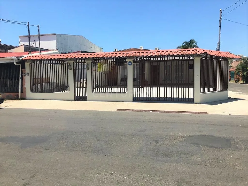 VENTA O ALQUILER DE CASA AMUEBLADA DE 6 DORMITORIOS EN JACO CENTRO, NEGOCIABLE