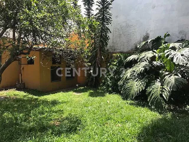 VENTA DE CASA PARA RE MODELAR CON AMPLIO TERRENO USO DE SUELO MIXTO EN GUACHIPELIN ESCAZÚ - foto 2