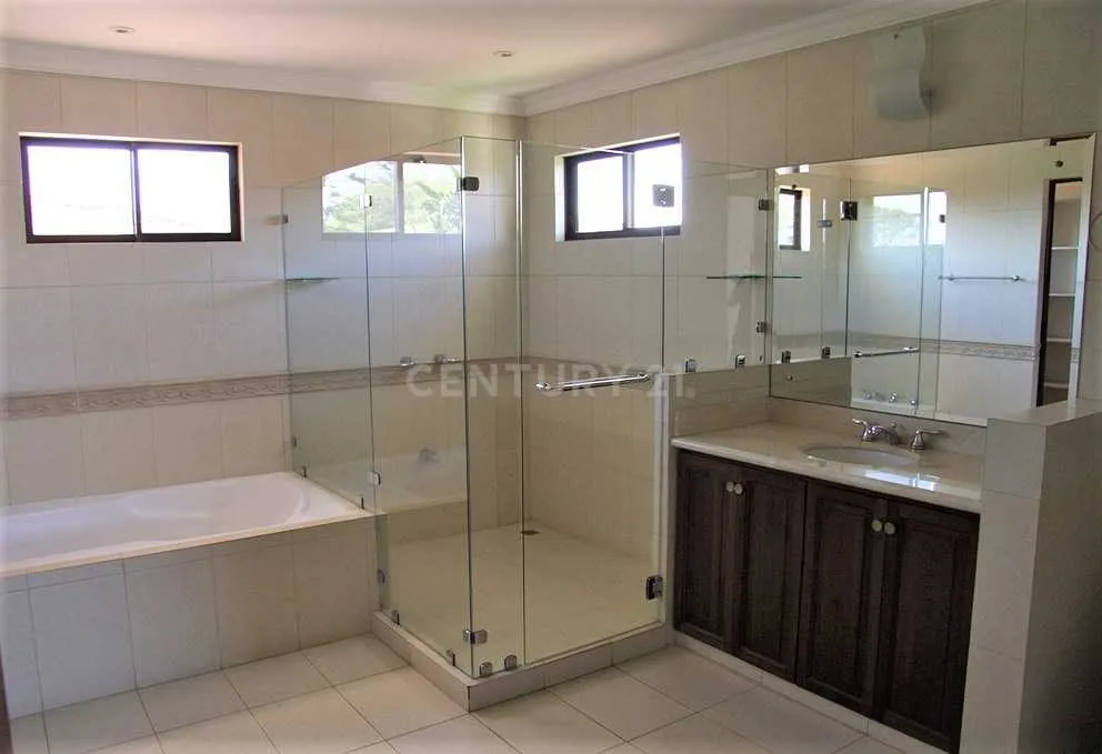 VENTA BELLA CASA EN CONDOMINIO DE 4 DORMITORIOS POZOS SANTA ANA $495000 - foto 4