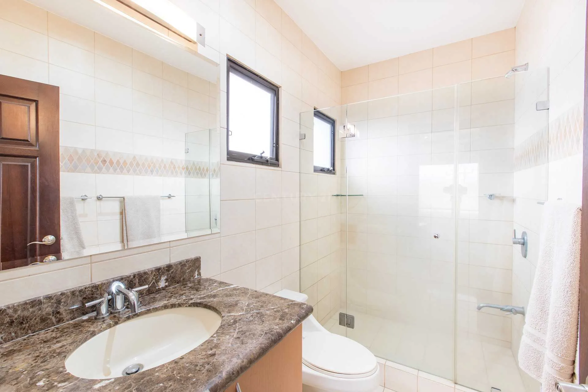 Lujosa casa en zona de Lindora detalles de lujo Condominio Exclusivo - foto 4