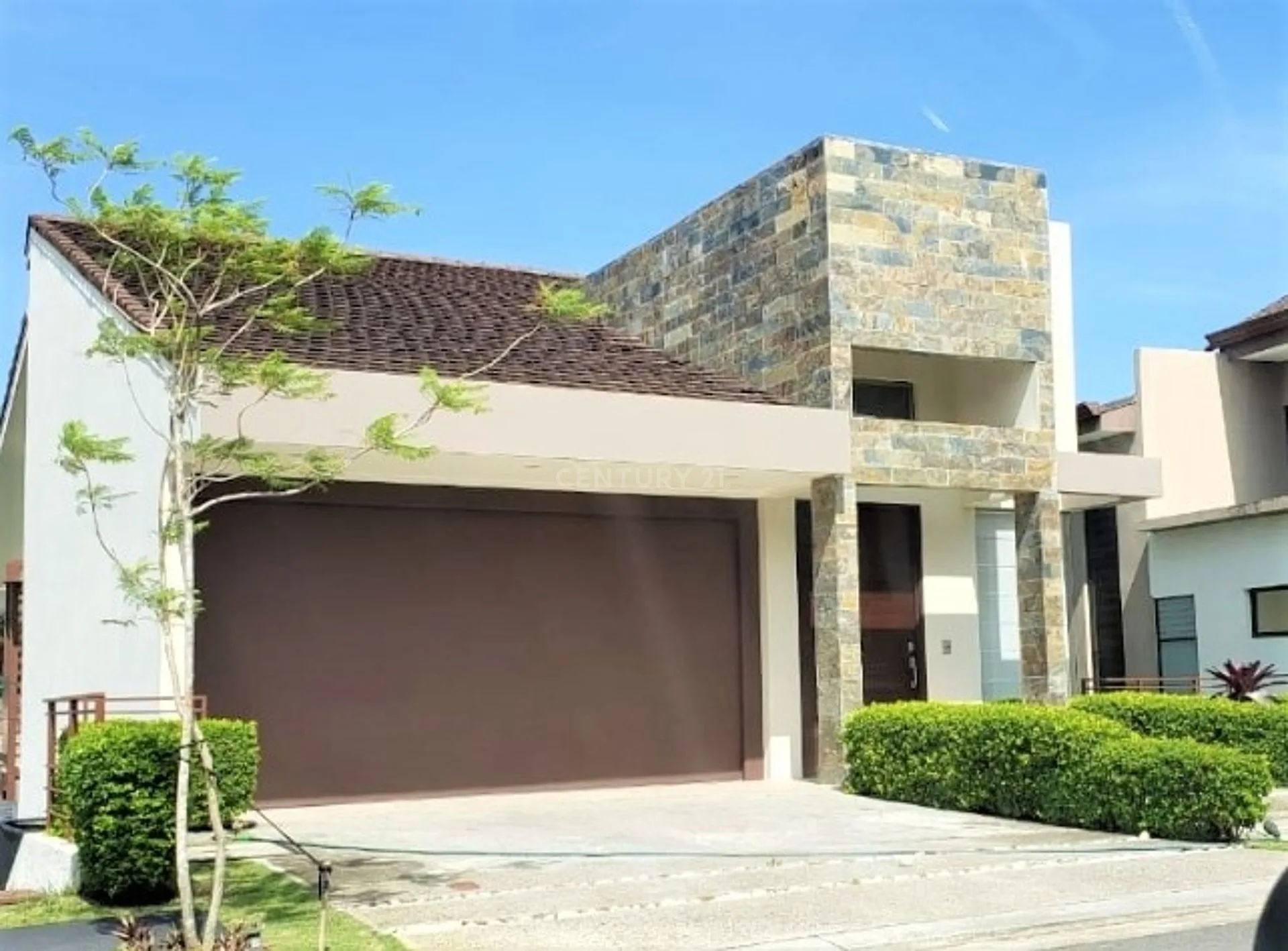 VENTA DE MODERNA CASA EN EXCLUSIVO CONDOMINIO EN BARREAL DE HEREDIA