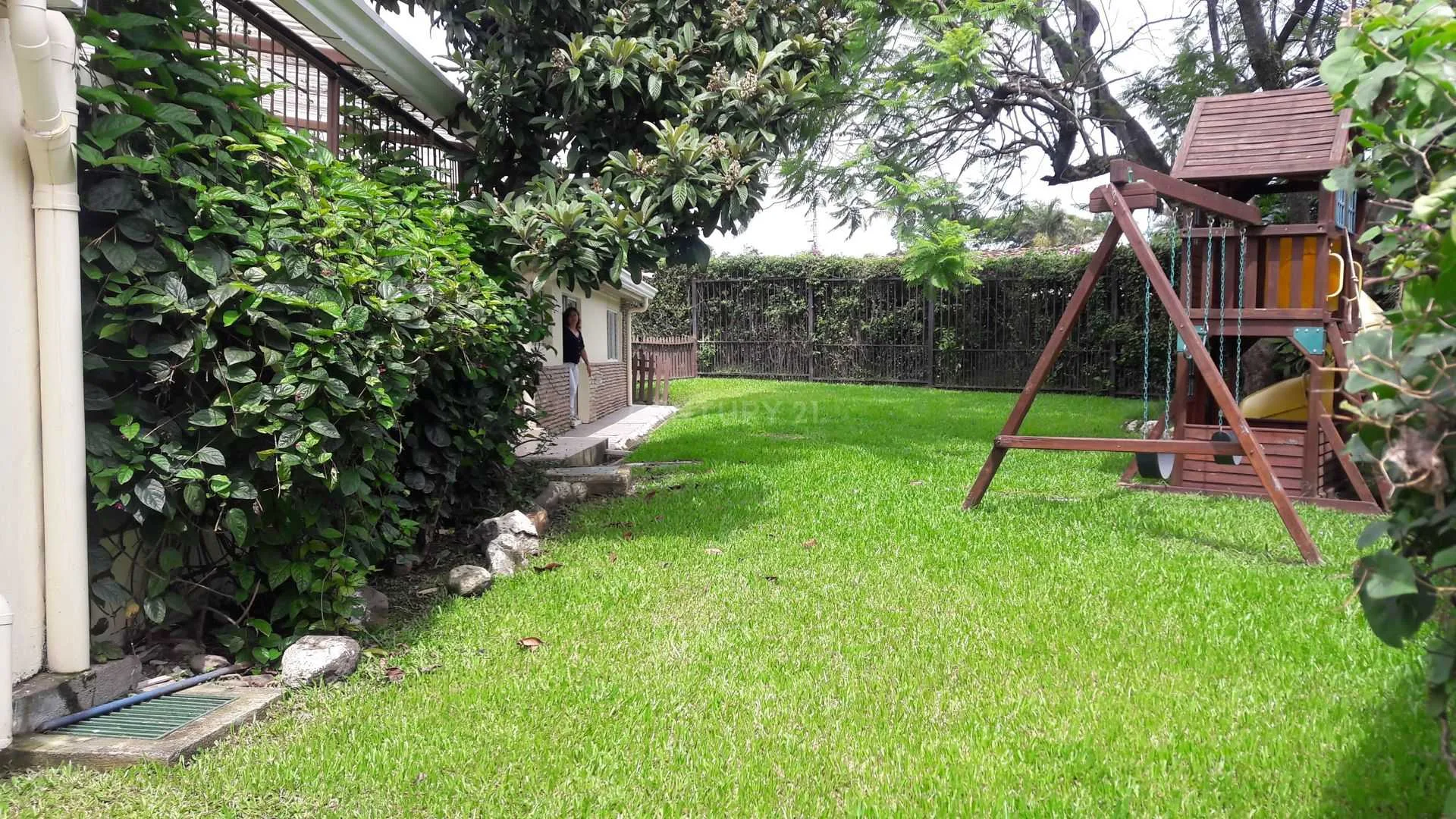 Se vende espaciosa y moderna casa, Los Laureles Escazú, $595,000 - foto 5