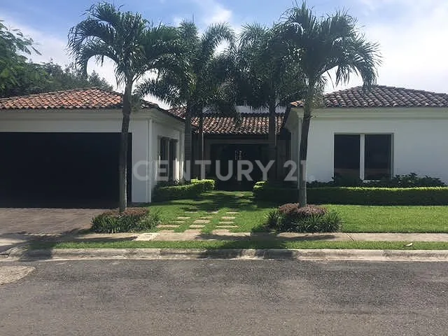 Venta de preciosa casa en Piedades de Santa Ana