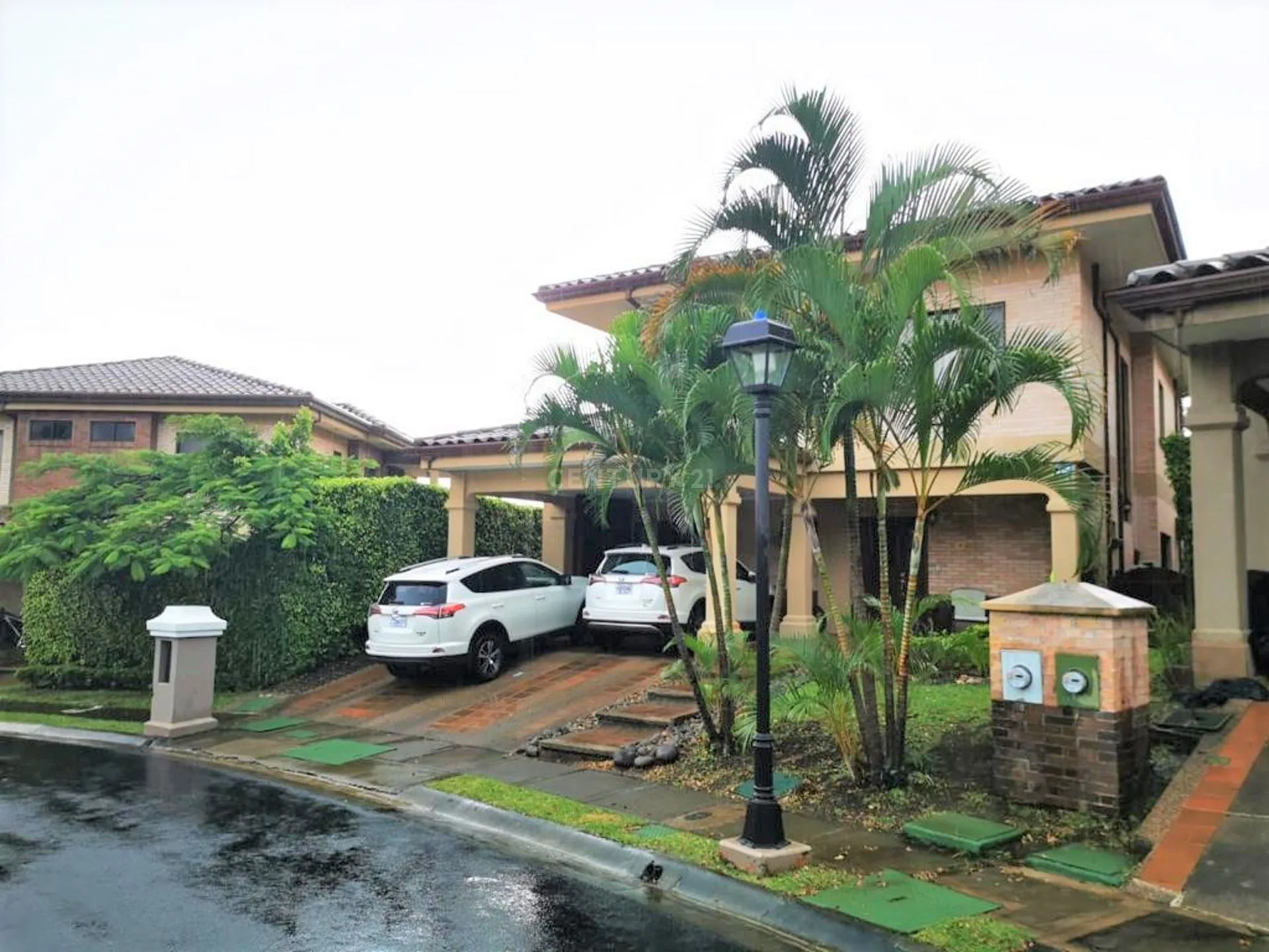 VENTA DE BELLA CASA DE 4 DORMITORIOS EN CONDOMNIO DE LUJO EN SANTA ANA POZOS