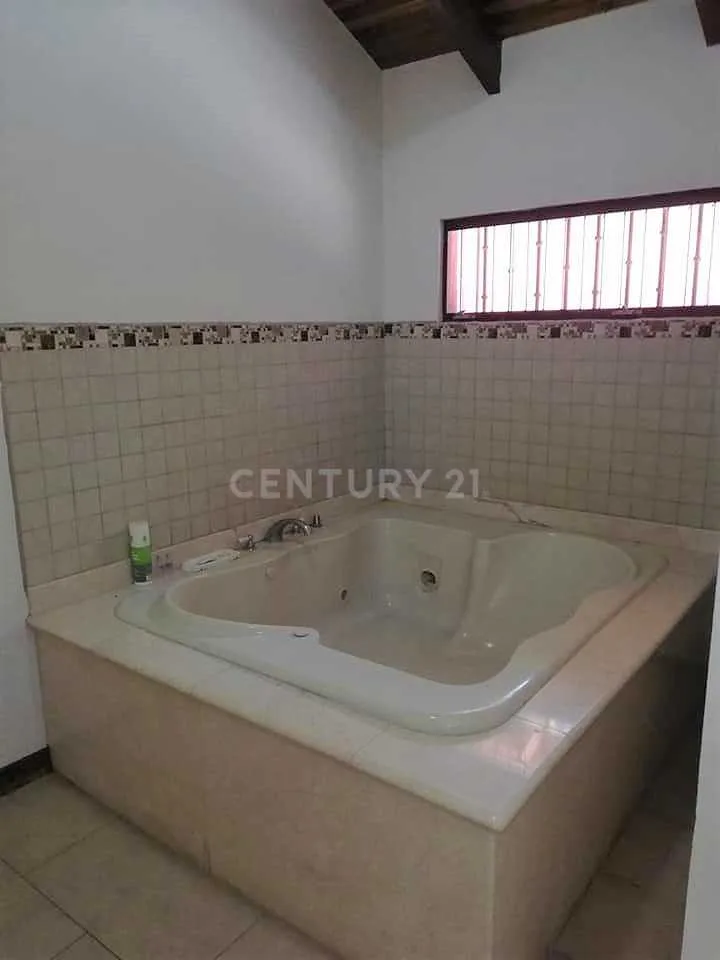 VENTA DE CASA EN SAN ANTONIO DE ESCAZÚ DE 700 M2 DE CONSTRUCCIÓN - foto 2