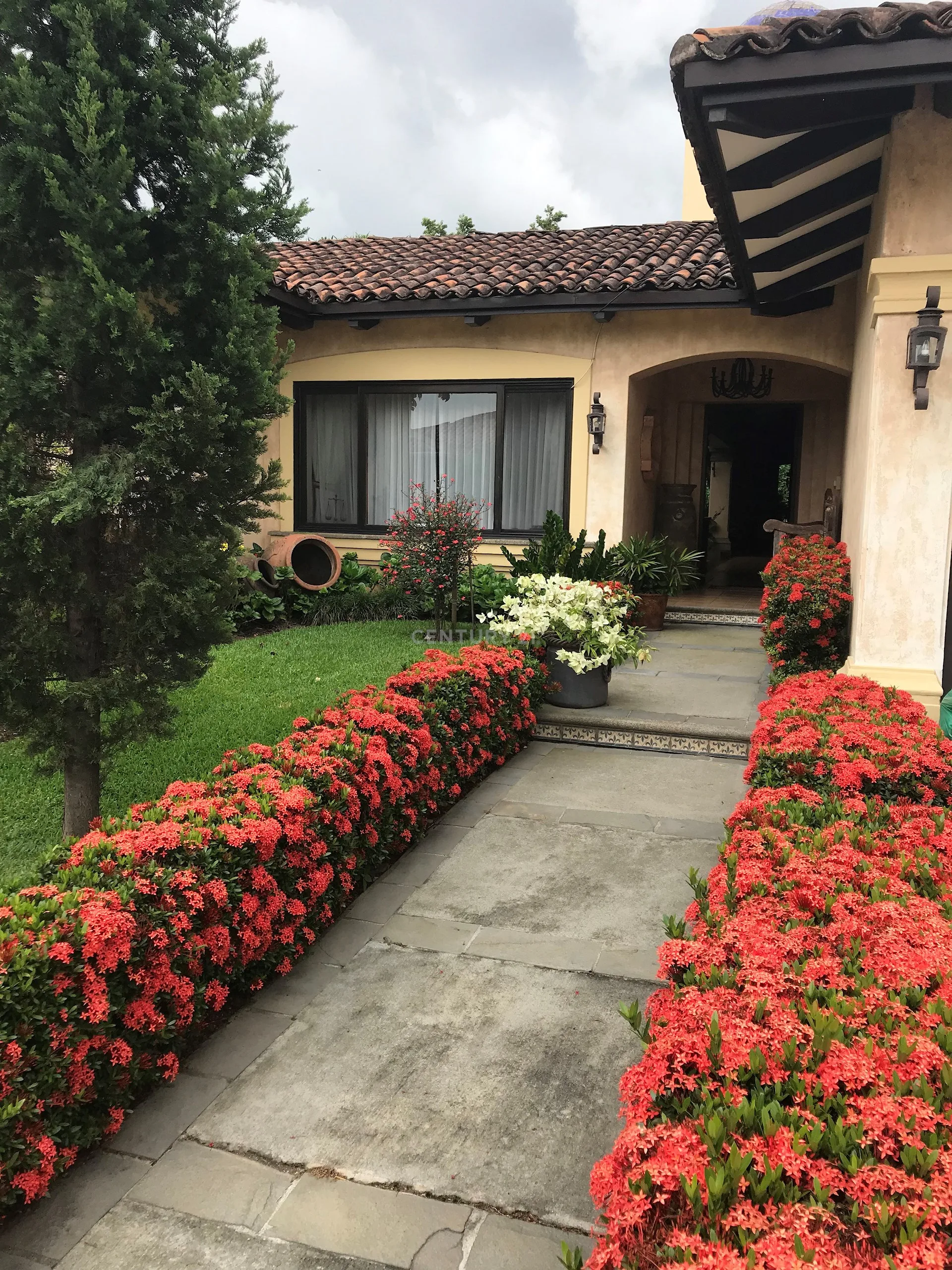 VENTA DE HERMOSA CASA ESTILO RUSTICA EN ZONA DE LINDORA