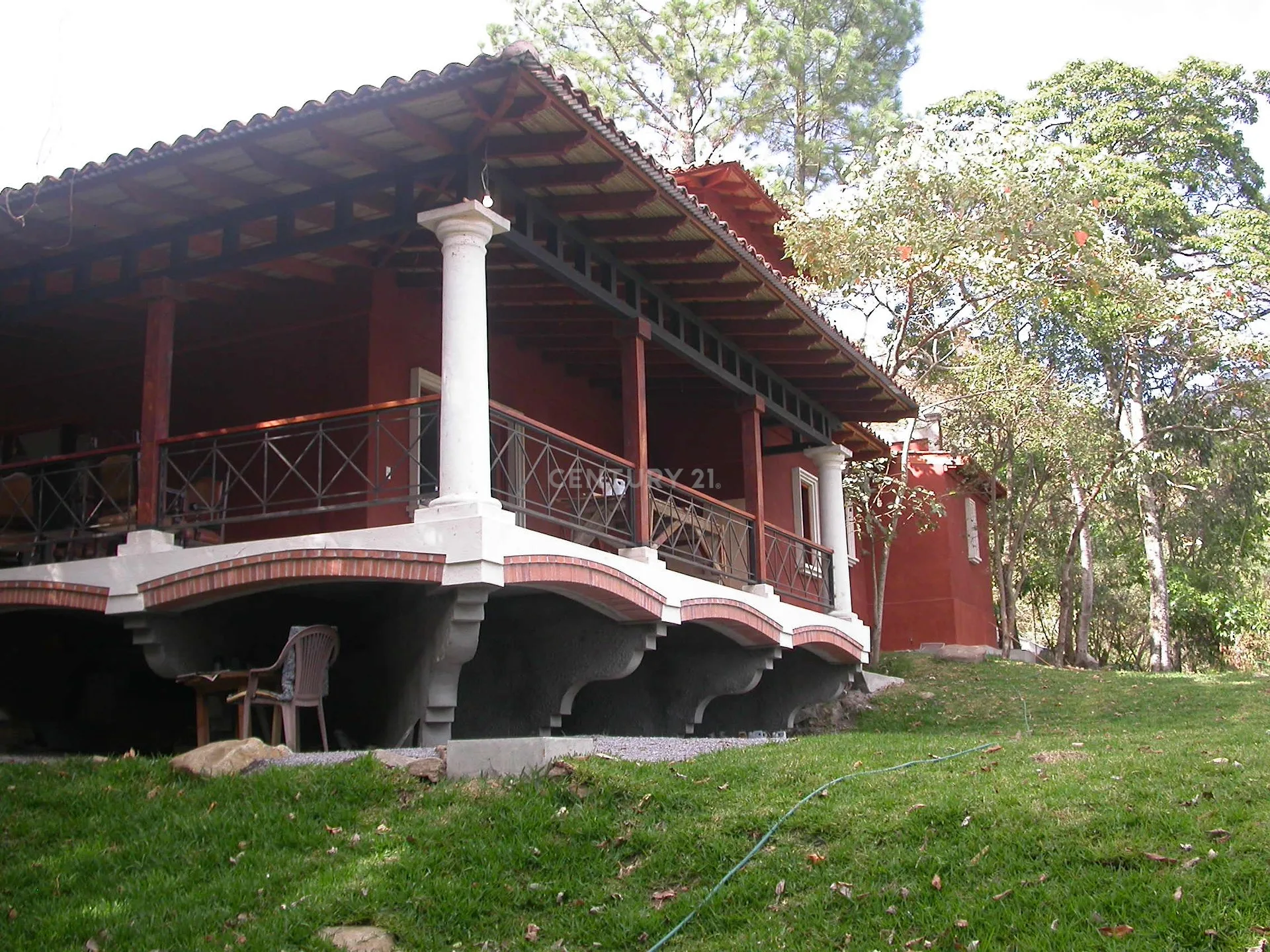 VENTA DE GRANDE Y BELLA CASA TIPO COLONIAL