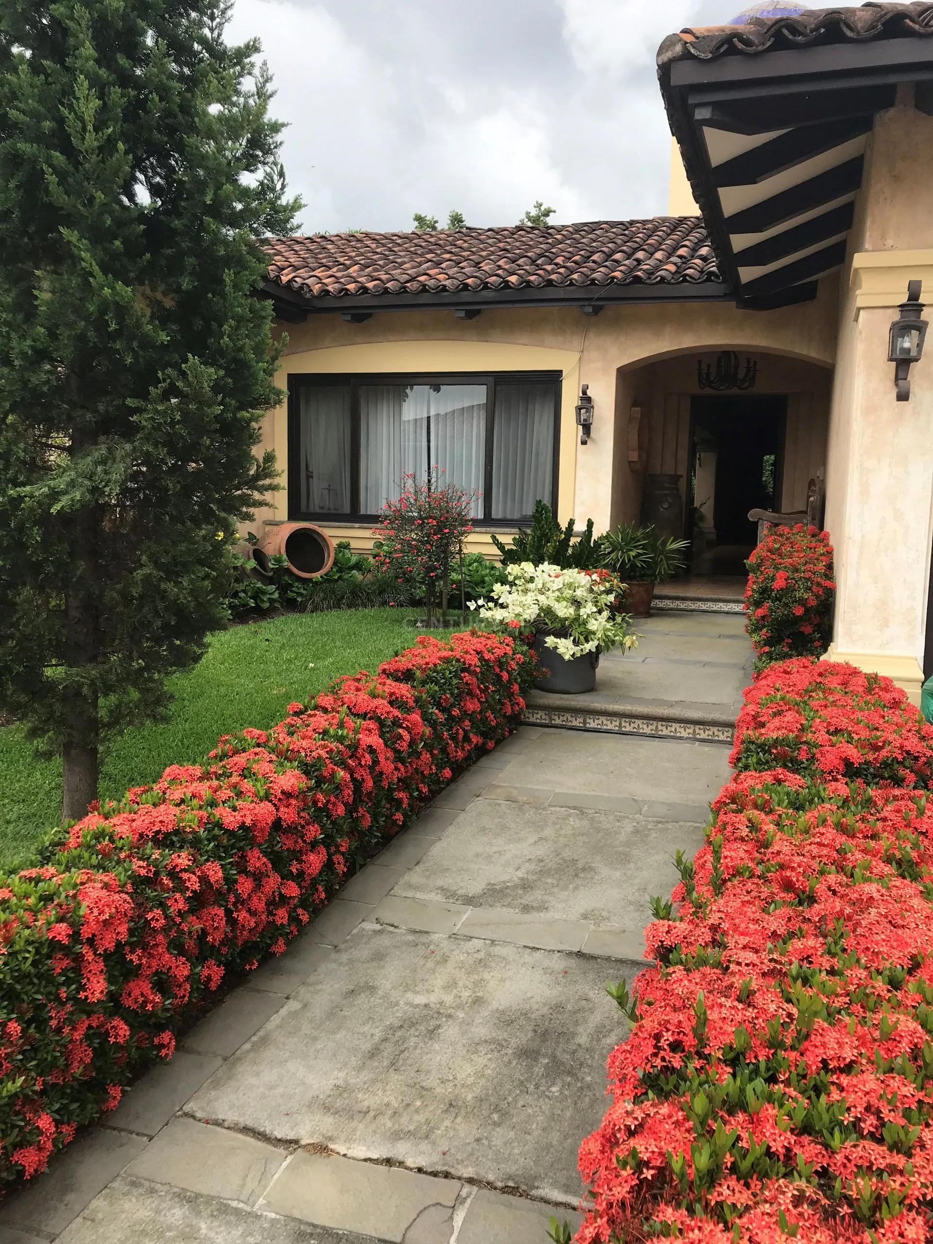 VENTA DE HERMOSA CASA ESTILO RUSTICA EN ZONA DE LINDORA