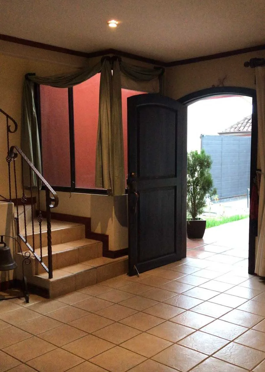 Se vende Casa en CONDOMINIO BOULEVAR DEL SOL,  Santa Ana, Prov. San José. - foto 5