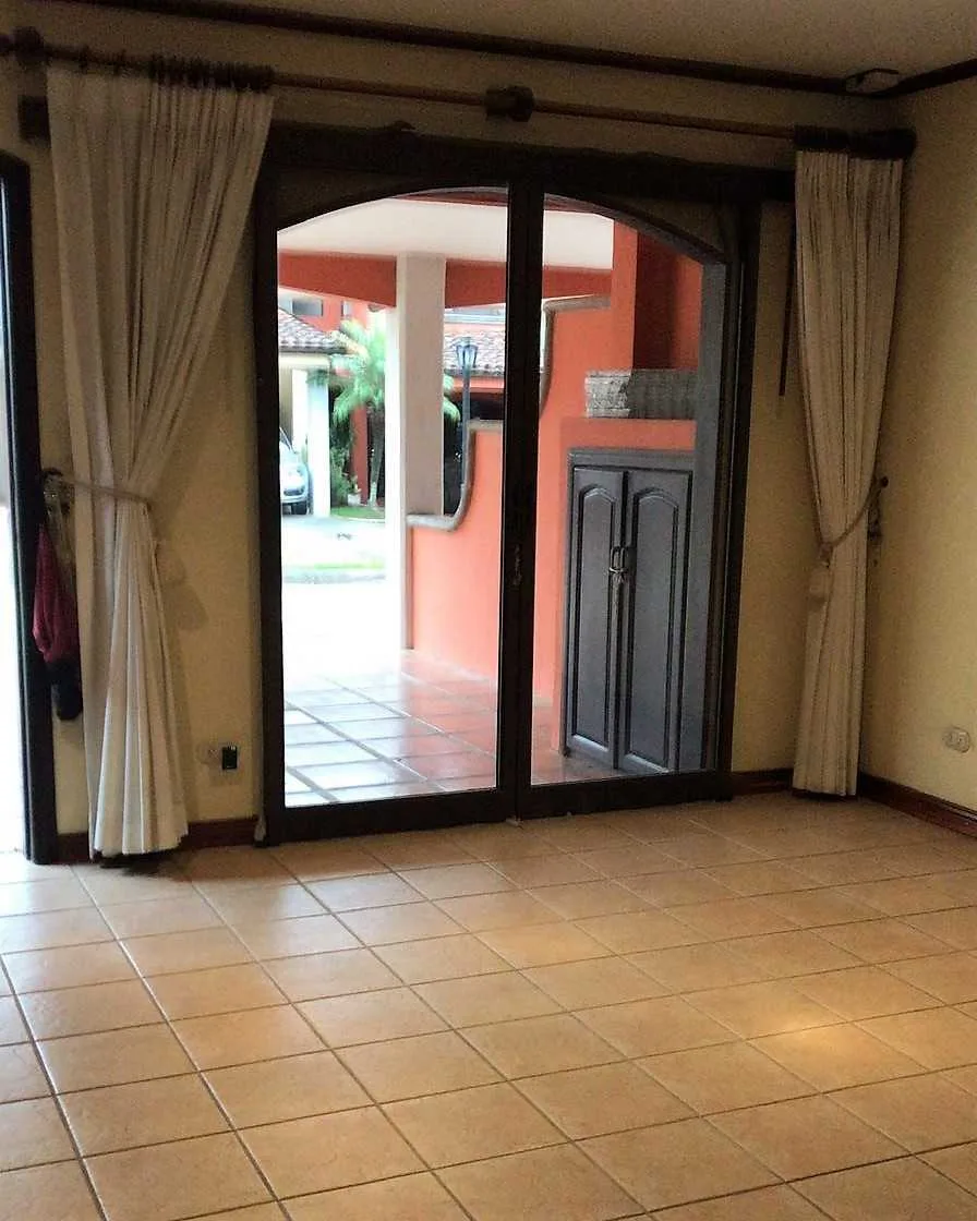 Se vende Casa en CONDOMINIO BOULEVAR DEL SOL,  Santa Ana, Prov. San José. - foto 4