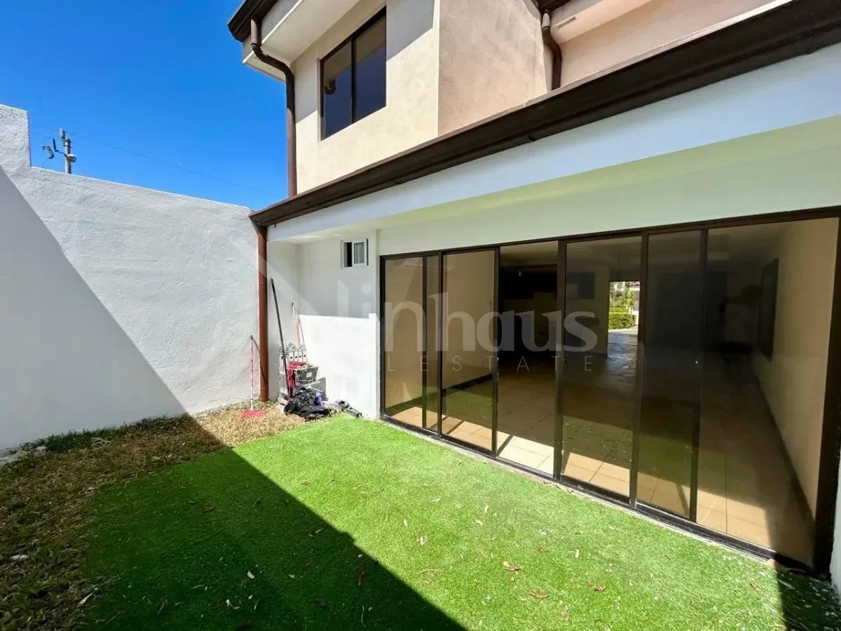 Venta de Casa Esquinera en Condominio Santa Ana Hills - foto 2