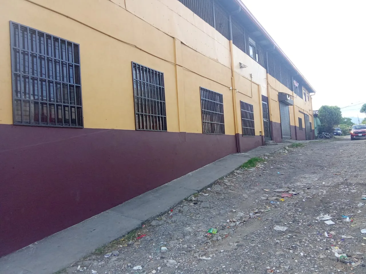Se Alquila Local con excelente punto comercial - foto 3