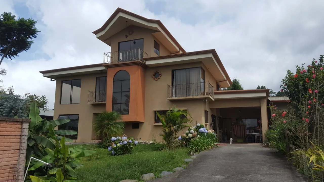 Venta Casa con Hermosa Vista a Valle Central y Coronado *Negociable
