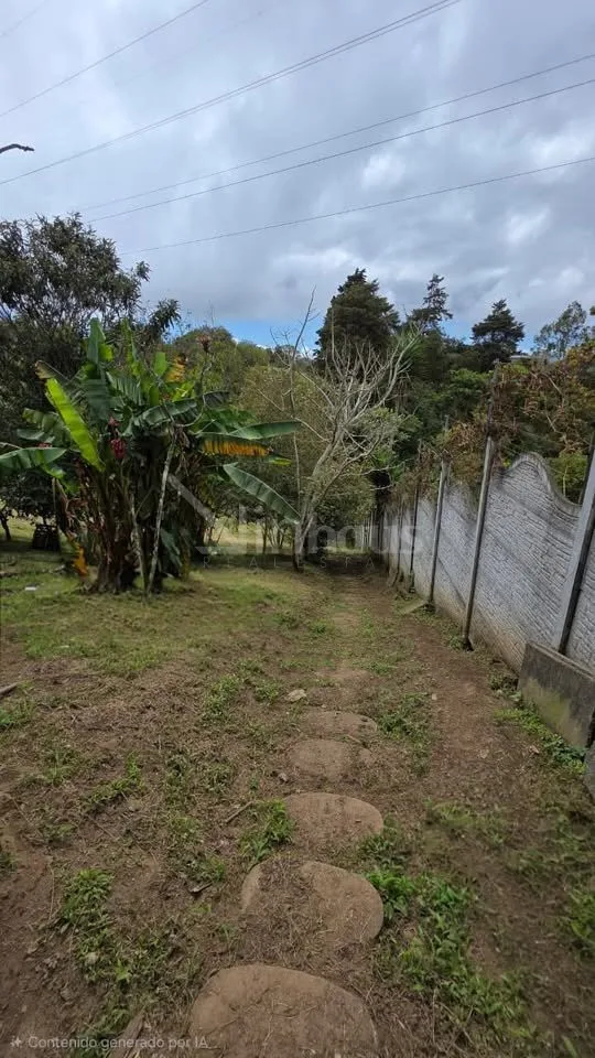 Venta de casa en amplio terreno en Cascajal de Coronado