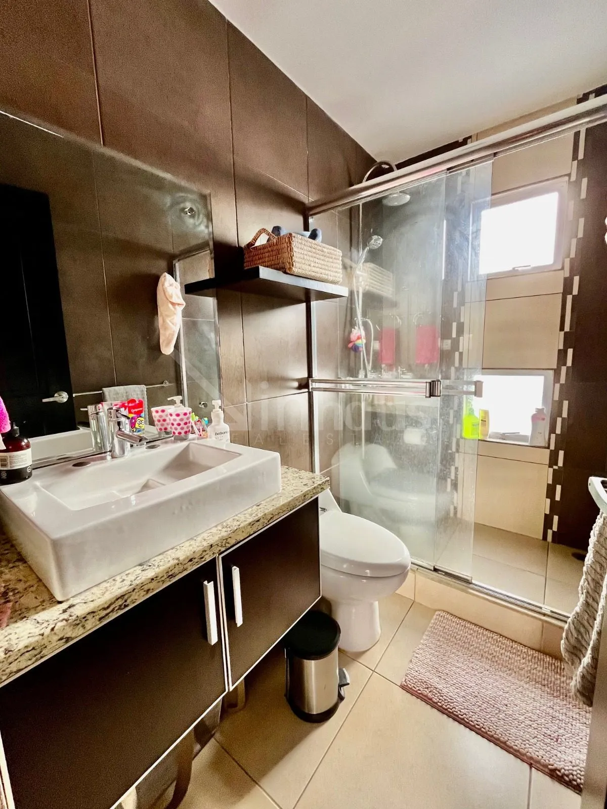Venta de casa en condominio Trocadero, en Santa Ana.