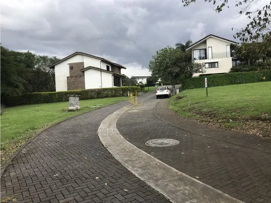 Lote residencial de 602 m2 en exclusivo condominio en Los Reyes, La Guácima