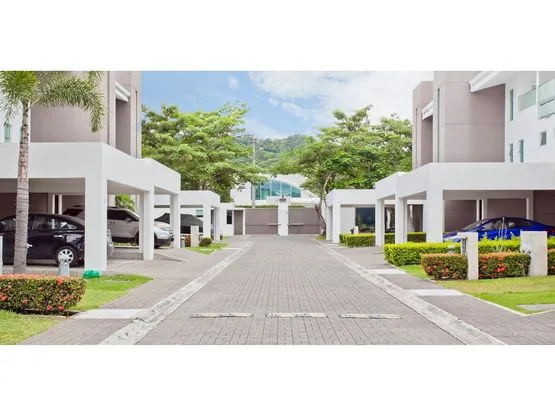 Moderna casa con estilo contemporáneo en venta, Condominio Nuvo Santa Ana