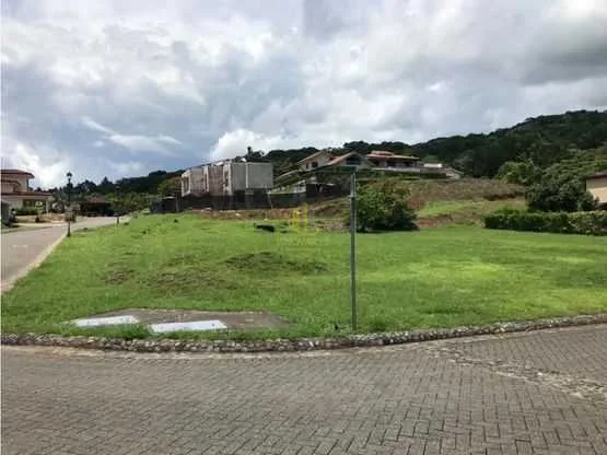 Lote residencial de 716 m2 en venta, Condominio Bosque Escondido. Brasil de Mora - foto 3