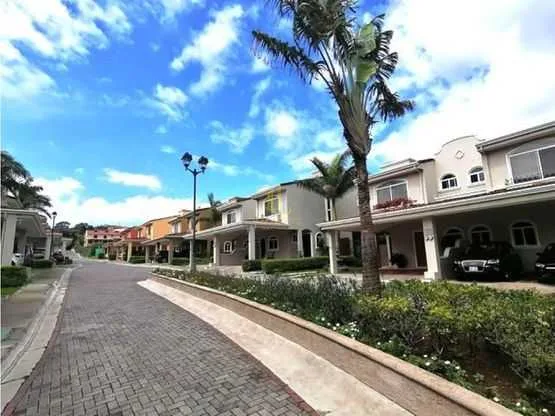 Casa de dos plantas en condominio a la venta, Guachipelín Norte de Escazú - foto 3