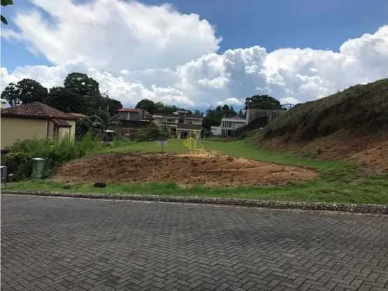 Lote residencial de 652 m2 en venta, Condominio Bosque Escondido. Brasil de Mora - foto 2