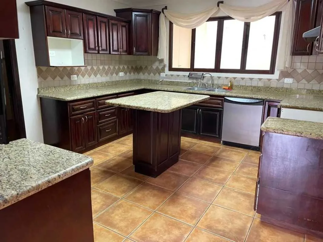 A la venta linda casa de dos plantas en condominio, Ciudad Colón - foto 5