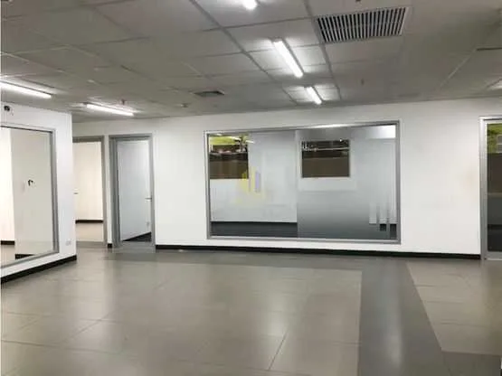 Oficina remodelada de 239 m2 a la venta en Oficentro Multipark, Guachipelín Norte - foto 2