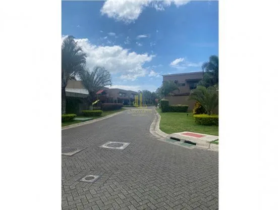 En venta casa de dos plantas en Condominio Fuerte Ventura, Pozos de Santa Ana