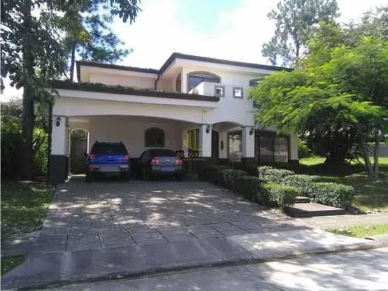 En venta casa de dos plantas en Condominio Bosque Dorado, Piedades de Santa Ana - foto 2