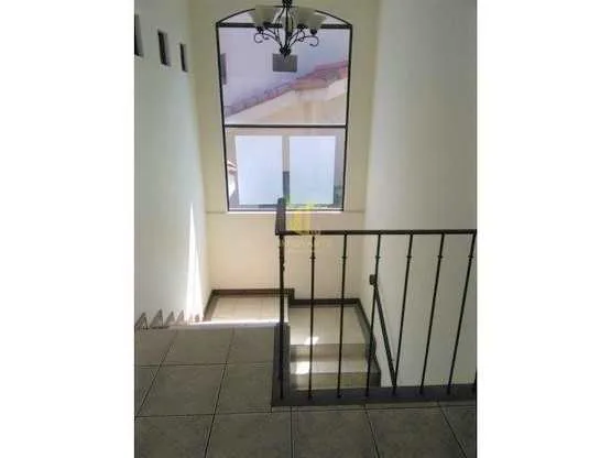 En venta casa de dos plantas en Condominio Bosque Dorado, Piedades de Santa Ana - foto 4