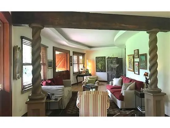 En venta casa de una planta rodeada de jardines, Brasil de Santa Ana - foto 4