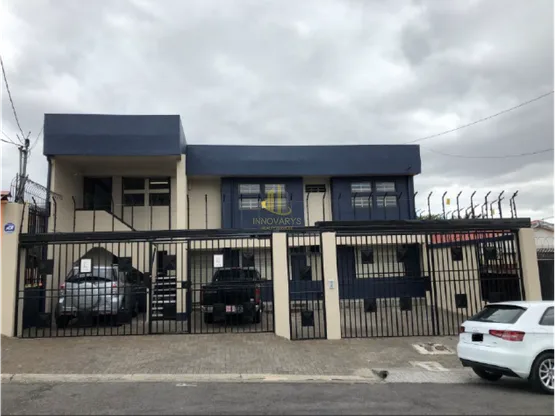 Oficina de 250 m2 en edificio independiente cerca de UCIMED, Sabana Oeste.