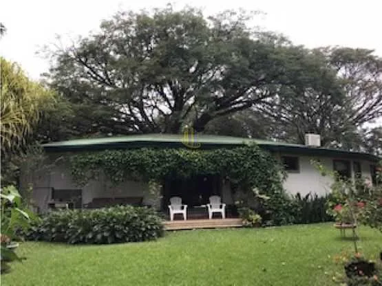En venta casa de una planta rodeada de jardines, Brasil de Santa Ana - foto 2
