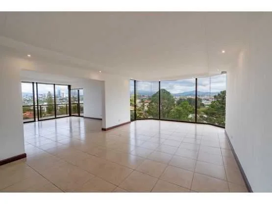 Moderno apartamento a la venta en torre, Bello Horizonte de Escazú - foto 2